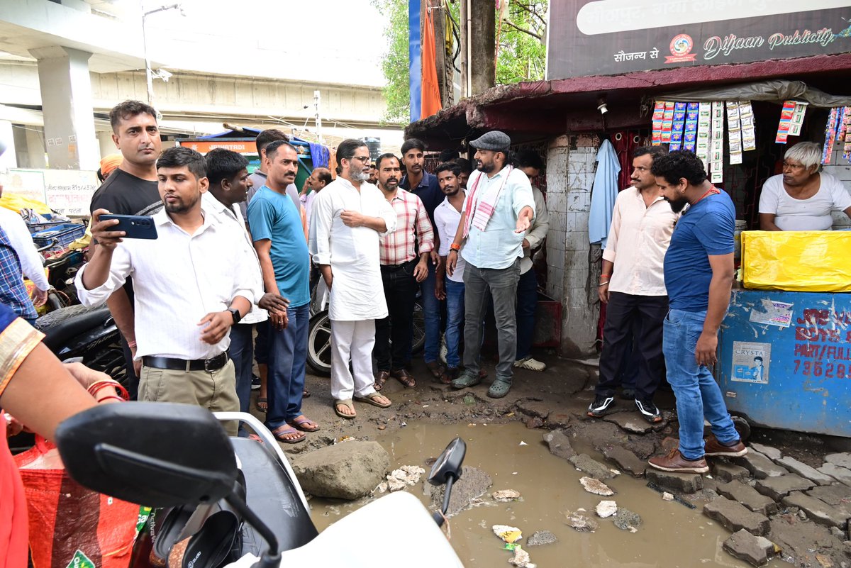 MaithilAnup's tweet photo. बांकीपुर के उपचुनाव में न तो भाजपा के जीत जाने से सरकार को कोई फर्क पड़ेगा ना ही राजद के जीत जाने के सरकार गिरेगी। लेकिन एक बार सोच के देखिए की यदि प्रशांत किशोर जी विधानसभा पहुंच जाते हैं तो उसका क्या असर होगा। 

जनता जानती है की प्रशांत जी को यदि विधायक, सांसद या मंत्री बनना होता तो उनके लिए ये मुश्किल काम नहीं था। लक्ष्य यदि सत्ता का सुख ही भोगना होता तो प्रशांत जी 2014 के प्रचंड जीत के बाद सबके नजरों के केंद्र हों जाने के बावजूद मोदीजी से अलग नहीं होते। यदि सत्ता ही लक्ष्य होता तो जदयू में नीतीश कुमार के बाद नंबर दो बन जाने के बावजूद विलग नहीं होते। यदि कुर्सी और उसकी ताकत ही प्यारी होती तो देश में 13 मुख्यमंत्रियों को कुर्सी तक पहुंचाकर सबसे एक सेफ डिस्टेंस नहीं रख रहे होते। आज भी प्रशांत जी का राजनीतिक रसूख ऐसा है की भारत के मैप में जिस राज्य पर उंगली रख दीजिए, उस राज्य से रातोंरात राज्यसभा पहुंच सकते हैं। कल को चाह लें की राज्य में मंत्री बनना है तो खुद नीतीश जी तैयार हो जाएंगे निशांत को मेंटर और प्रोटेक्ट करने के शर्त पर। इसी केंद्र की सरकार में चाह लें तो कल सुबह केंद्रीय मंत्री बन जा सकते हैं। मोदीजी नहीं तो नीतीश जी, नीतीश जी नहीं तो नायडू जी स्वागत को तैयार होंगे। लेकिन प्रशांत जी का लक्ष्य न तो मंत्रीपद, पावर या सत्ता है और ना ही वो कुछ वर्षों के लिए इस क्षेत्र में आए हैं। 

बांकीपुर का उपचुनाव प्रशांत किशोर जी के विधायक बनाने को लेकर महत्वपूर्ण नहीं है, महत्वपूर्ण है बिहार के लिए, बिहार की जनता के लिए, बिहार के मुद्दों के लिए, बिहार के भविष्य के लिए।

तस्वीरें पटना के बांकीपुर विधानसभा की है जिसे भाजपा के राष्ट्रीय अध्यक्ष नितिन नवीन जीने पेरिस बना दिया है।