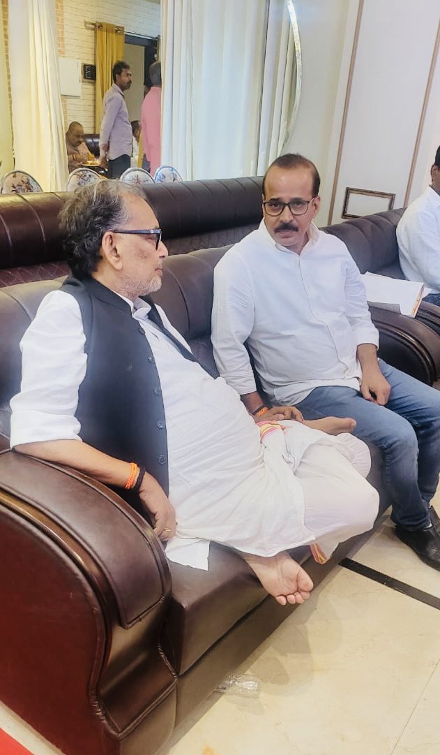 RaviTripati_BJP's tweet photo. मोतिहारी के सांसद और हमारे अभिभावक माननीय @RadhamohanBJP जी से मुलाक़ात कर उनका मार्गदर्शन लिया..

#BiharPolitics 
#Motihari https://t.co/Kvny3dlz3n