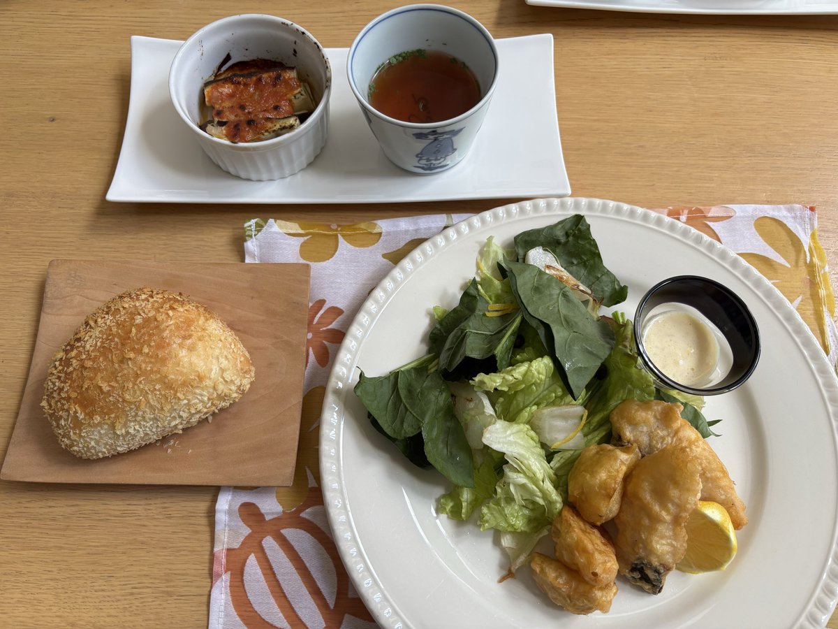 今日のパンセット♪ 今日のパン教室、焼きカレーパン。ランチは先生作。 #今日焼いたパン