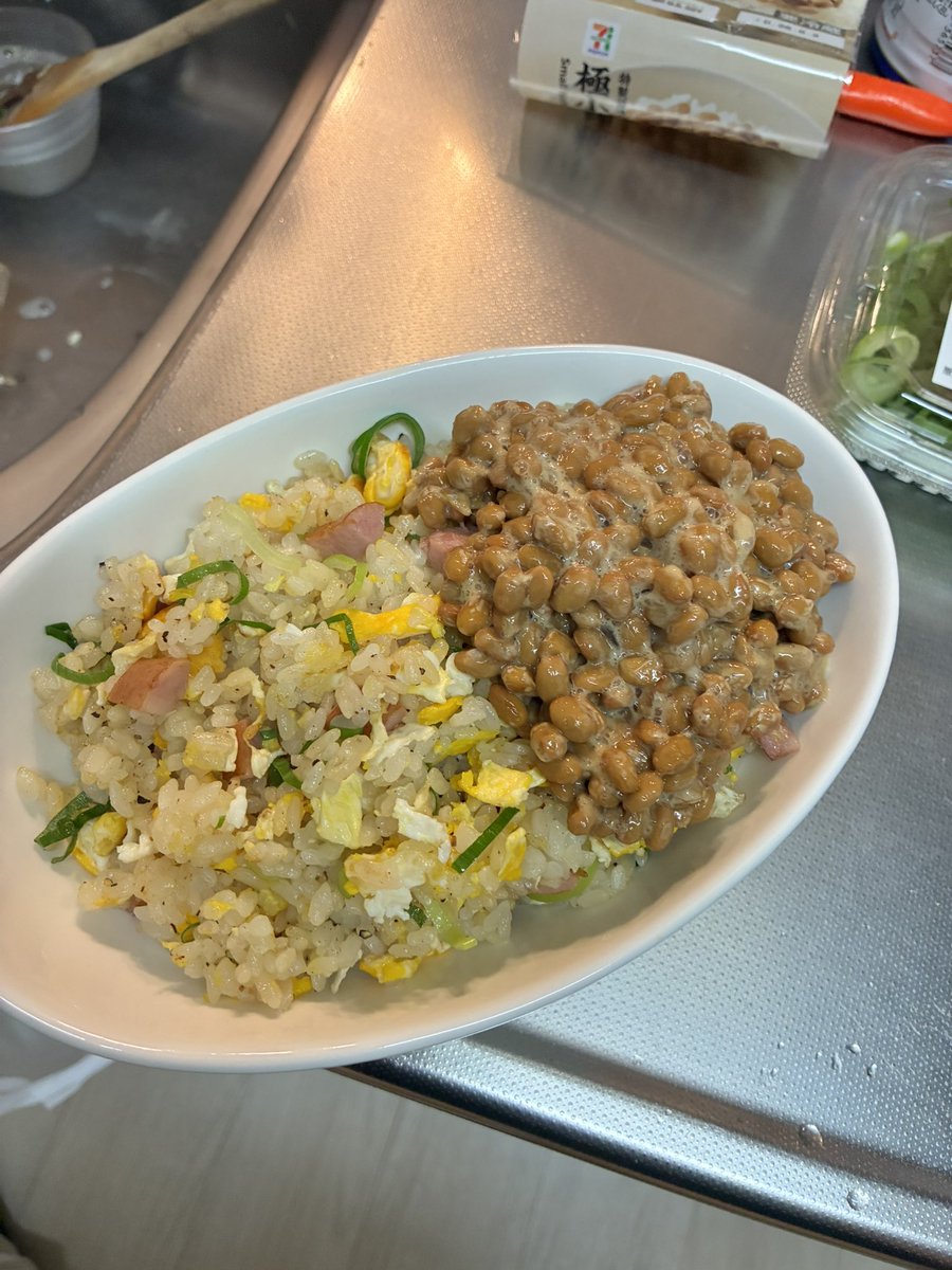 Hige___g's tweet photo. 納豆の味しかせーへんチャーハン

チャーハンじゃなくてもほぼ味変わらん https://t.co/lSrgsUoN8C