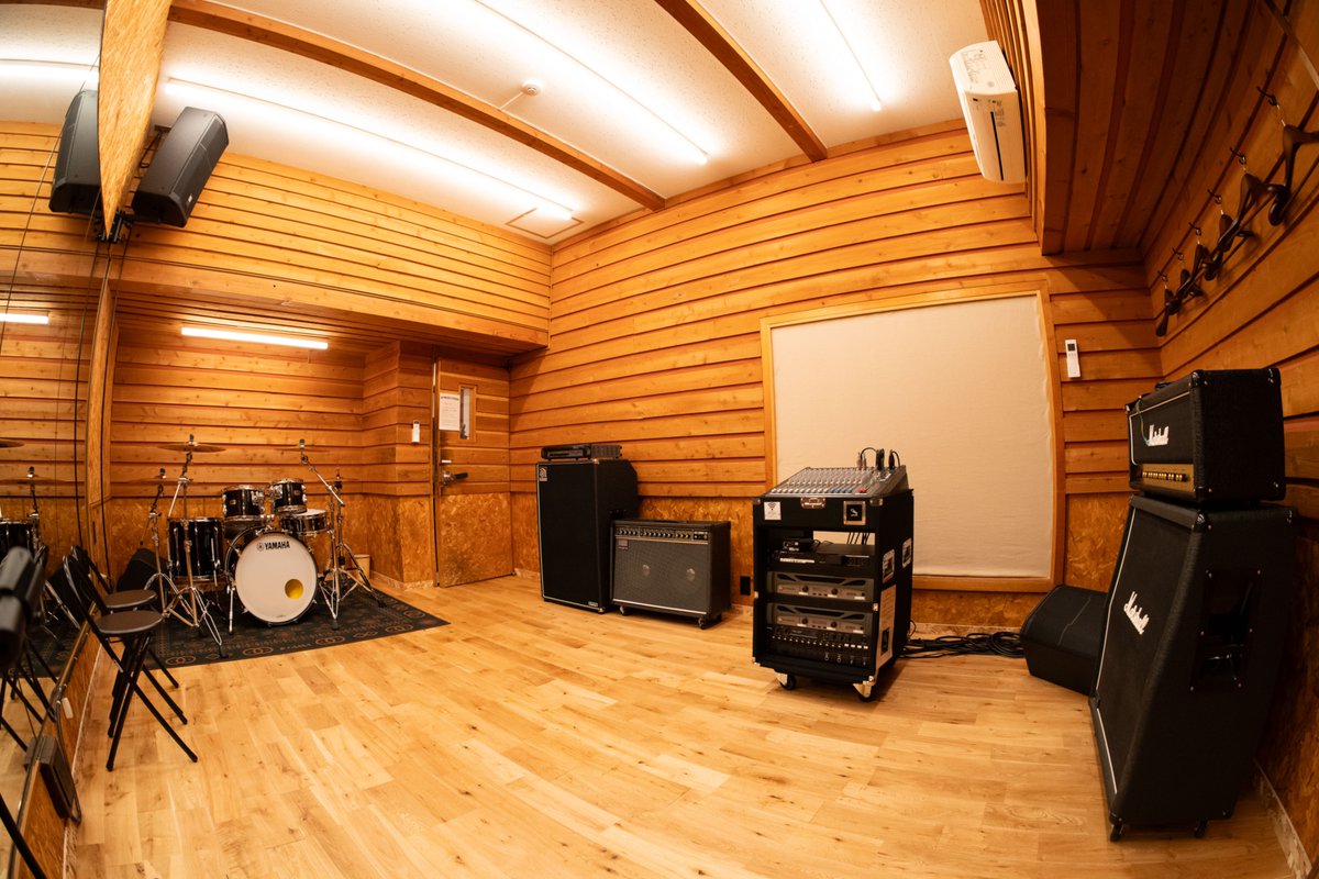 OffbeatsStudio's tweet photo. 本日はありがたいことにたくさんのお客様にご予約いただいております！
個人練習をお考えの皆さん20時以降でしたら空きがございます。
また、明日は比較的余裕ございますので皆さんのご来店をお待ちしております！
ご予約は↓
https://t.co/Oyylv7NHrH
#音楽スタジオ
#リハーサル
#個人練習 https://t.co/MIwl9ShbEi