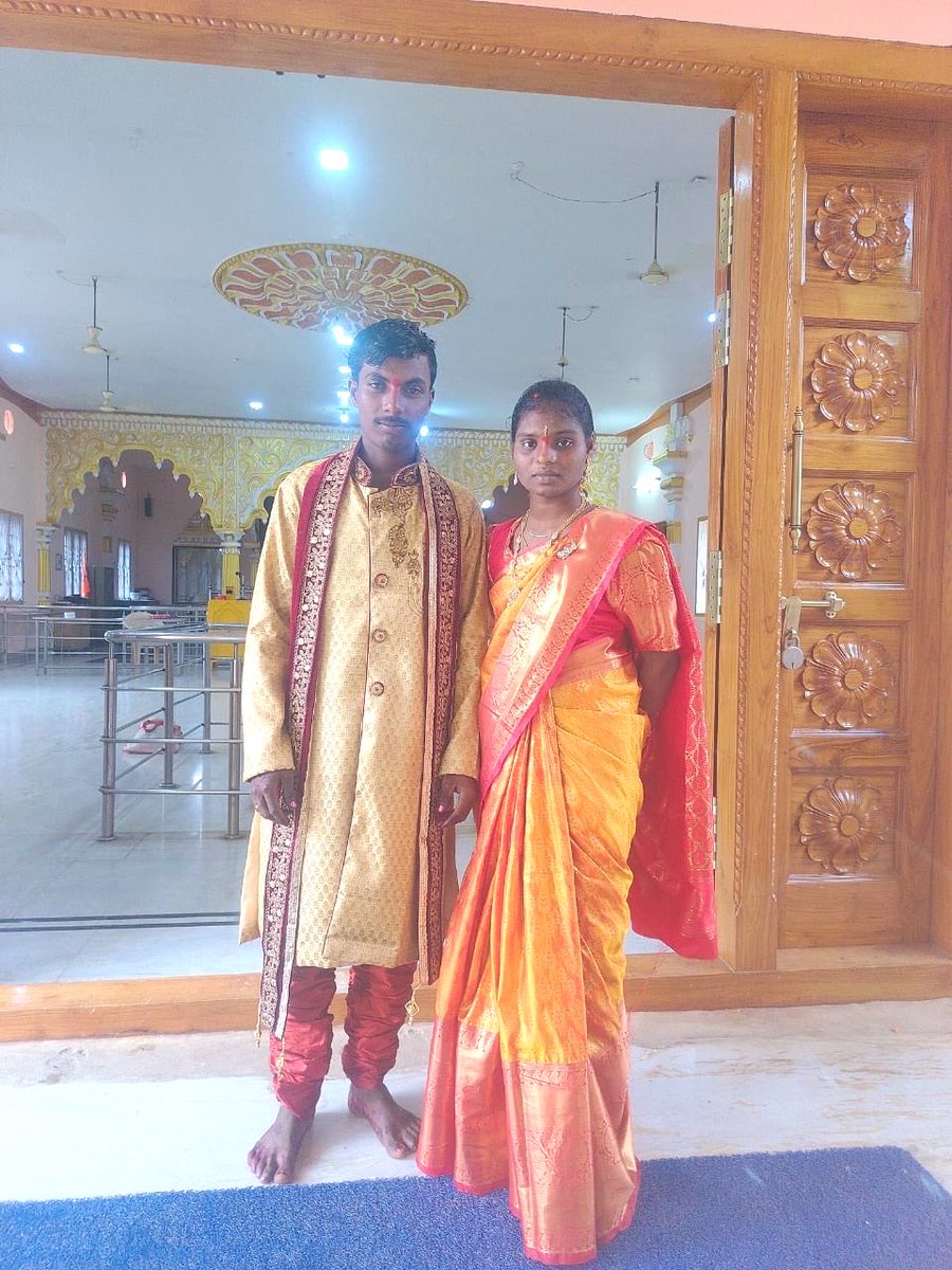 revathitweets's tweet photo. 25 year old Anjaneyulu, a mango farmer married 21 year old Yadamma 11 months ago. 

Last night he killed Yadamma but strangulating her with her dupatta. 

Later realised he cannot pass it off as a suicide and police will come after him. So died by suicide. 

Reason for the marital discord? 
Yadamma’s parents promised Anjaneyulu a bike during the wedding but didn’t fulfill the same. 

Incident occurred at Marepalli, Sangareddy District, Telangana.