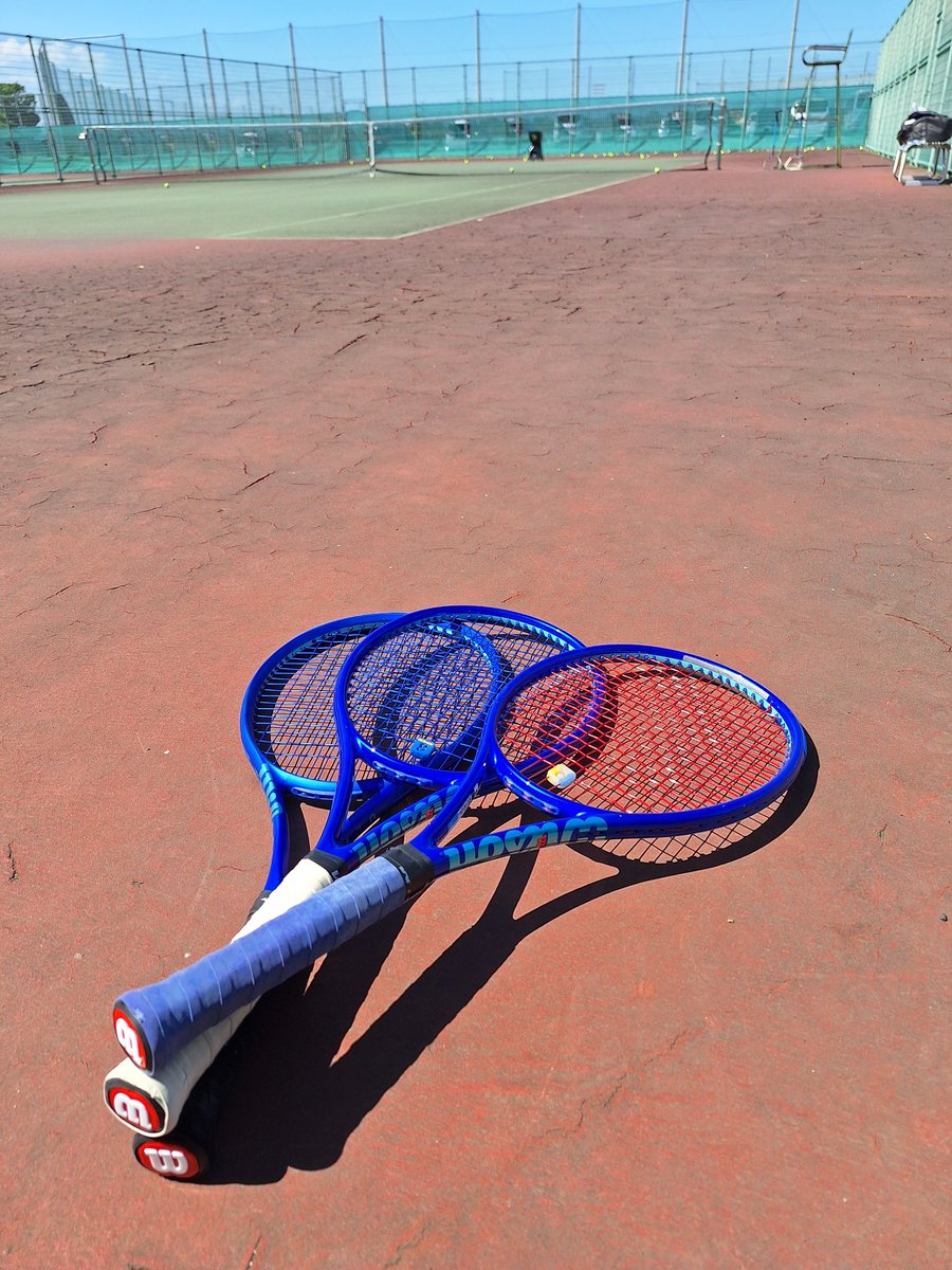 Mr_crazy_train's tweet photo. 4時間トスマシーン練習
GOSENのガットテスト
だが、買ったコンタクトレンズの度数弱くボールが見にくいのでテストにならず。 https://t.co/mmVEAxCFhO