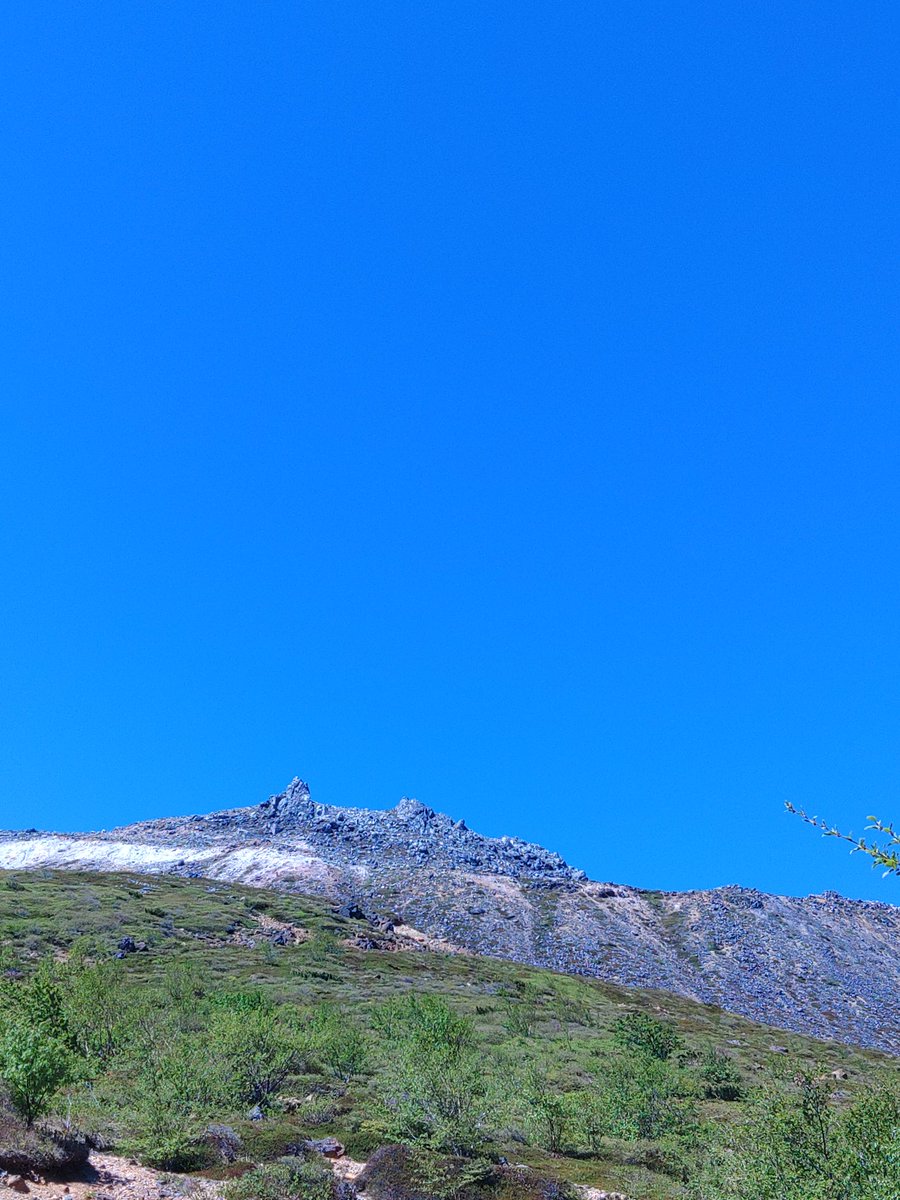 BThCtxp6tR39dds's tweet photo. こんにちわ😃
友人グループでの定例登山
今回は那須岳。
ロープウェイ利用予定が運休😭
運転開始を待たずに歩き出す。
ロープウェイを使用しないルート朝日岳～茶臼へ

風が強めなのもあり　暑さが緩和
心地好い登山。ロープウェイ未使用なので結果的に2000円も節約😆
その分はランチに消えるのだった https://t.co/gAVXDVavxO