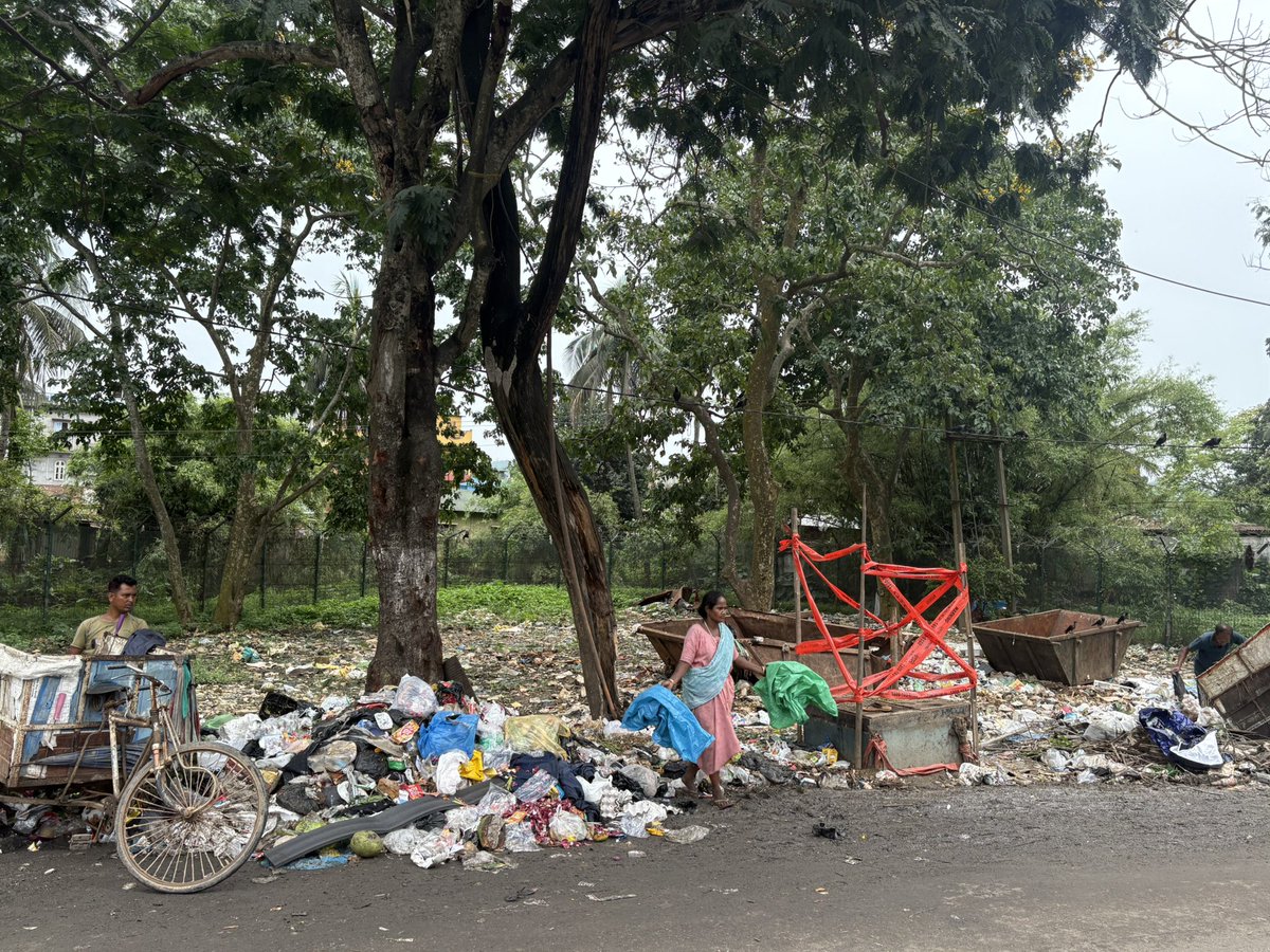 Krishnasish7's tweet photo. Serious cleanliness issue near Basistha Temple and 151 Base Hospital, Guwahati. Garbage is piling up on roadsides, creating foul smell, health hazards, and a poor impression for patients, devotees, and tourists visiting the area.
#Guwahati #Basistha #CleanAssam #SwachhBharat https://t.co/e5GIEHiDl3