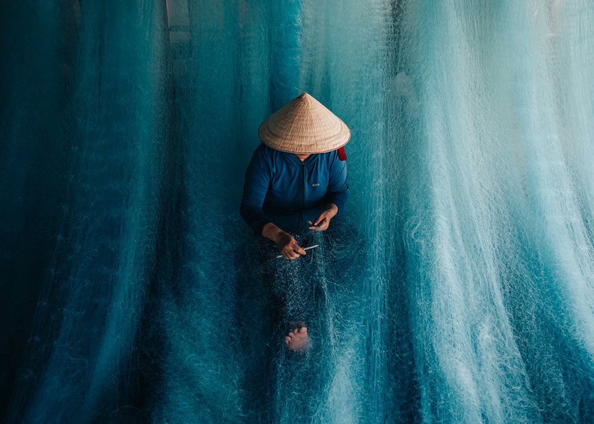 Pilo_Tuan's tweet photo. Trong cuộc thi ảnh National Geographic Traveller UK 2026, trong 15 ảnh đạt giải có tới 2 bước ảnh chụp tại Việt Nam (Làng nghề làm nước mắm truyền thống tại Hà Nội và ngư dân đang tự tay sửa chữa lưới đánh cá Hội An) https://t.co/wQTGzrX6nF