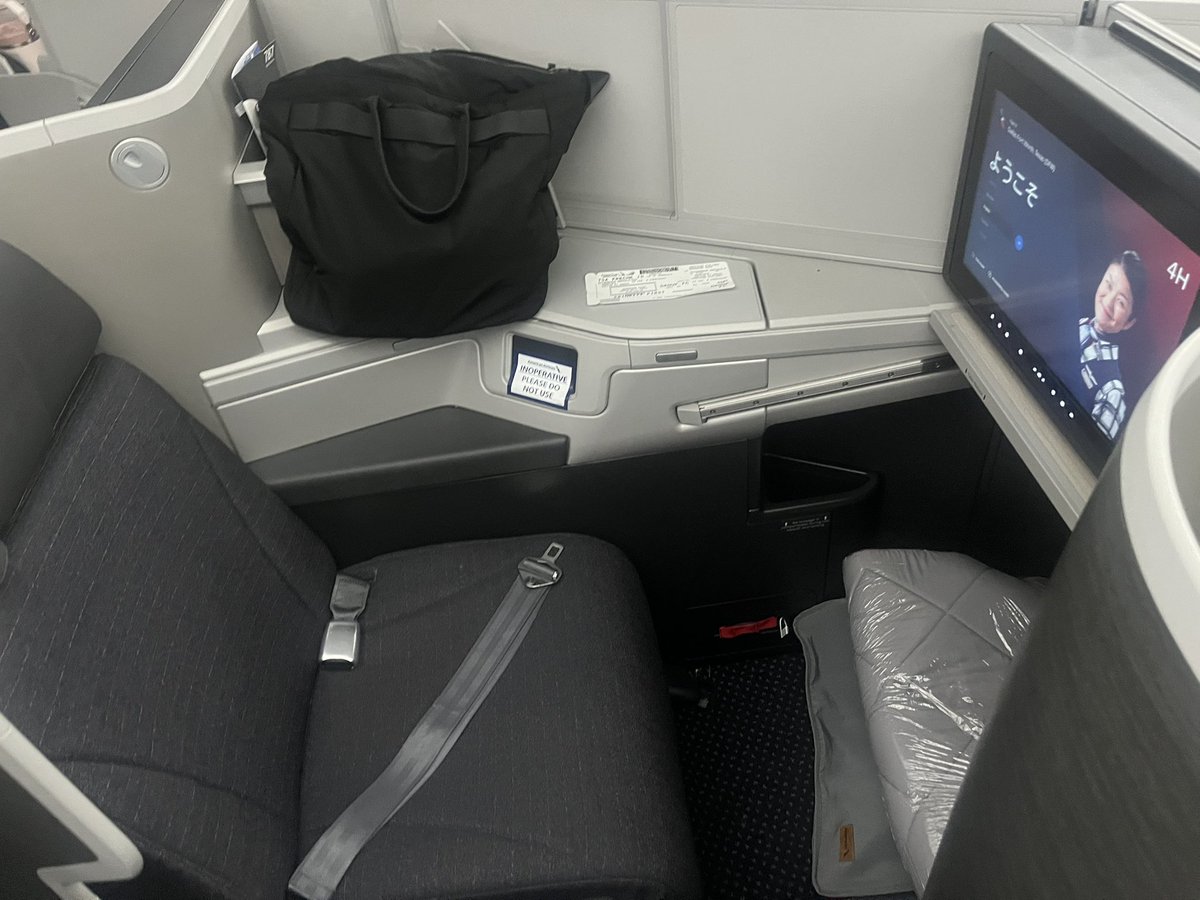 masibago's tweet photo. @AmericanAir how are you allowed to sell + put me on an intercontinental flight for which I paid GOOD MONEY in Business, for the seat to not recline, let alone lay flat. I was not offered alternatives and having a hard time getting in touch with support to find a solution. https://t.co/NTjHuEySB1