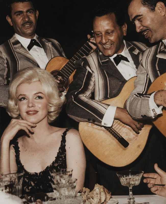 Partron_'s tweet photo. Marilyn Monroe during her visit to Mexico City in February 1962. The image was taken at the famous El Taquito restaurant, located in the Historic Center. Monroe visited Mexico primarily to purchase furniture and decorations for her home in California. 

During her stay, she was accompanied by aspiring Mexican film director José Bolaños. The actress also visited the Teotihuacan pyramids and bought handicrafts in Chiconcuac, State of Mexico.