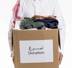 abdulkarim_900's tweet photo. عندما تتصدق أعطي مما تحب….
من تمام الصدقة أن تحفظ كرامة من تعطي، وأن تشعره أنك تعطيه من أفضل ما لديك، ومن أحب ما لديك، وأن تعطيه ما ينفعه حقاً، وما يستره، وما يسعده، لا ما يؤذيه ويذكره بأنه في نظرك  أدنى منزلة…
فـ بعض الناس يتصدقون بالأشياء الرديئة او التالفة، وكأن الفقير مكب للنفايات…
ولا يعلم أن كرامة الفقير وسعادته بالشيء الصالح هي المقصد الأسمى للصدقة…
فالصدقة ليست مجرد تنظيف للمستودعات…
فـ الحاجة تكسر النفس، والواجب على المعطي أن يجبر هذا الكسر لا أن يزيده عمقاً…
لأن الصدقة في حقيقتها إكرام للإنسان قبل أن تكون إخراج للشيء الزائد عن الحاجة…
لذلك عندما تعطي أعطي مما تحب، أو على الأقل مما يصلح فعلاً وينفع المحتاج….