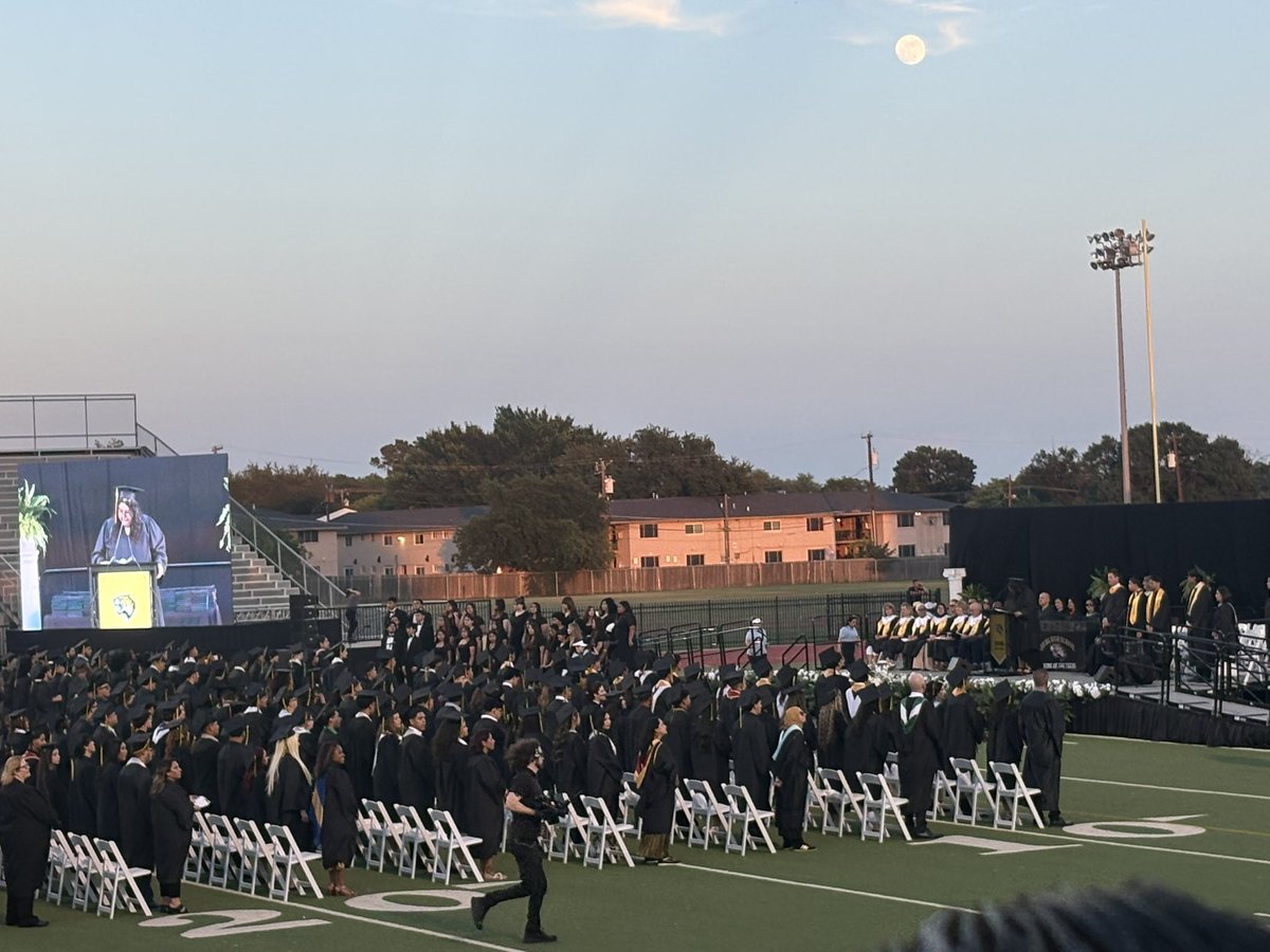 MsiPadilla's tweet photo. Eight years ago I met the kids graduating this year. Today, one of them  invited me to her graduation 🎓🧡
I am proud of her and her classmates. They taught me lessons I still use to this day. Congratulations, graduates!
#lifeIsShort #ClassOf2026 #tigerpride @JohnRGood https://t.co/CqDbezcbyI