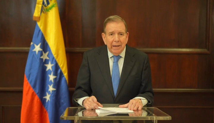 Katauroraaa's tweet photo. 🚨ULTIMA HORA: Edmundo Gonzalez anuncia que ya tiene una copia del GTA 6 y que Venezuela será la sede el GTA 7. https://t.co/4FNq6CG9CK