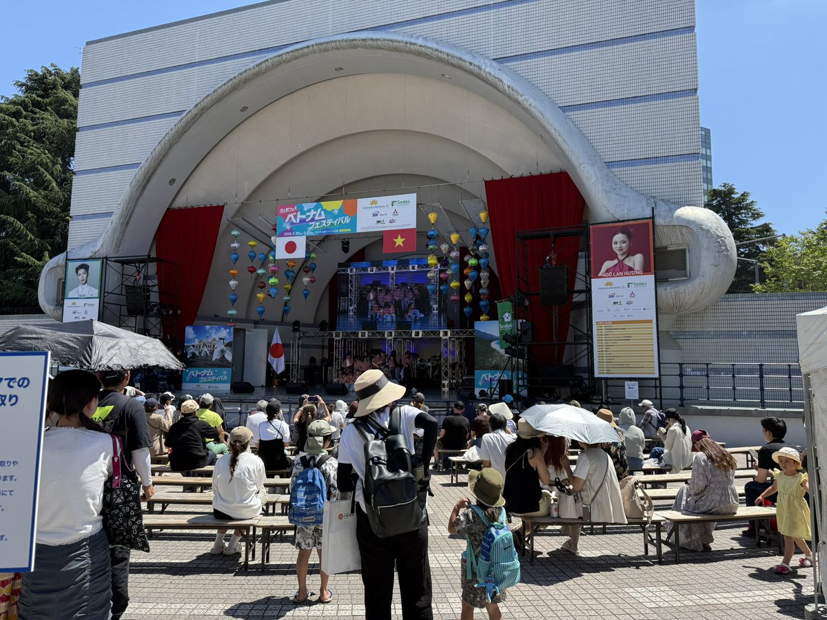 hisatodo's tweet photo. 今日は代々木公園で「ベトナムフェスティバル」開会式のMC。毎度お馴染み「TOKYO MER」のミンさんことフォンチーと一緒です。しかし、先週のラオフェスと打って変わって暑すぎる😅 https://t.co/7XlggaUy6L