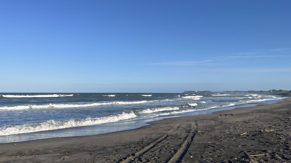 tarogon's tweet photo. 大福を食べた後、駅の東口から一宮海岸を目指しました。
途中、田んぼが広がる風景で、風が気持ちよかったです。
海岸につくと、サーファーの姿が見えました。
波の音はいいですね🥌
#一宮海岸 https://t.co/rrNUiJ9poV