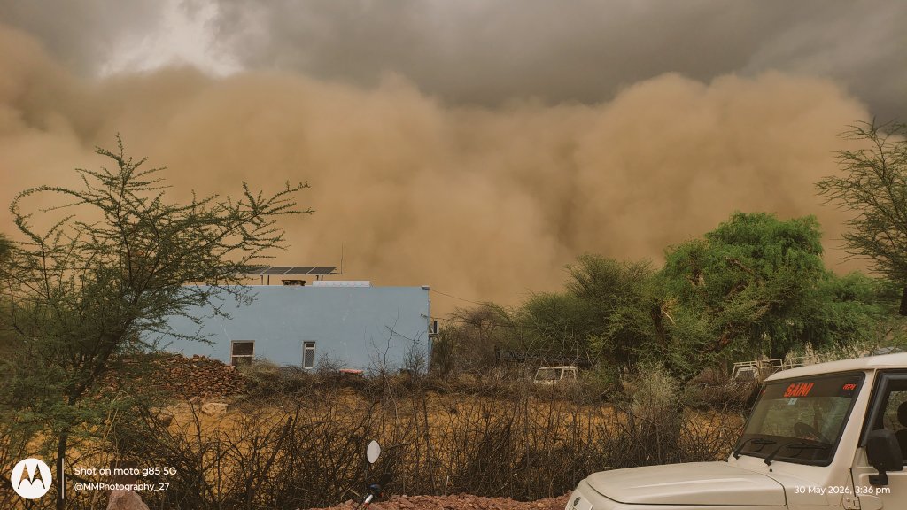 MMTiwari27's tweet photo. सांडवा, चूरू 📍 

#DustStorm #आंधी https://t.co/YTCr4KcCQZ