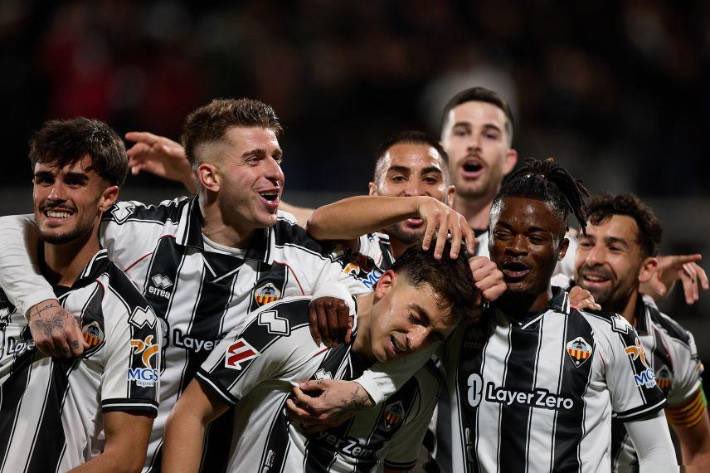 OrellutsFC's tweet photo. 🤍El albinegro será el eterno glorioso club de Castellón 🖤 https://t.co/LtzcBiyib1