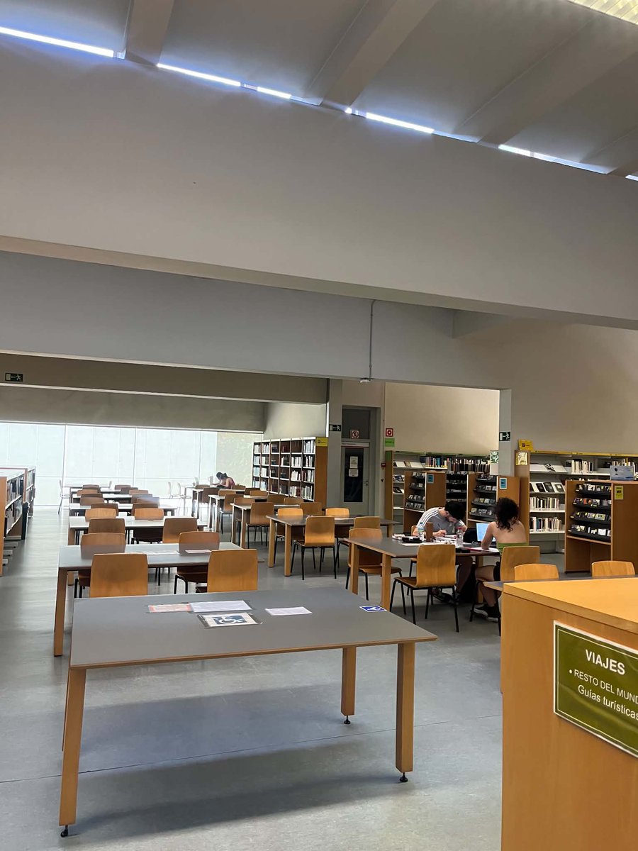 javierperezrey's tweet photo. Vísperas de la PAU y la biblioteca María Moliner de Villaverde sigue sin aire acondicionado. Mesas vacías por la imposibilidad de estudiar. No sirve de nada el horario extraordinario si la gente tiene que estudiar a 35 grados. https://t.co/9kjKijgRrn