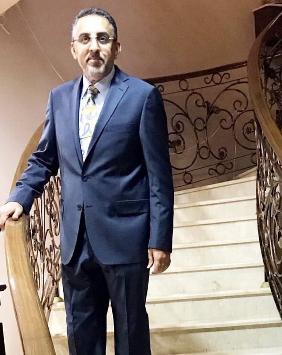 DrHeji_AlZoayed's tweet photo. د. صادق العمران: ابن سينا العصر الذي سكن القلوب

د. حجي إبراهيم الزويد

هناك رجال يمرون في الحياة مرورًا عابرًا، وهناك رجال يتحولون إلى علامات مضيئة في ذاكرة الأوطان والناس، فإذا رحلوا بقي أثرهم حيًا لا يزول، وبقيت سيرتهم تتردد على الألسن جيلاً بعد جيل. ومن أولئك الأفذاذ الدكتور صادق عبد الله العمران، الذي لم يكن طبيبًا ناجحًا فحسب، بل كان مدرسة متكاملة في العلم والإنسانية والعطاء والوفاء.

الدكتور صادق العمران… سيرة علمٍ وإنسانيةٍ ووفاء: 

لقد شهد له القاصي والداني برجاحة العقل وسعة الأفق وتنوع المعارف وغزارة العلم، فكان شخصية استثنائية يصعب حصرها في مجال واحد. فمن يلتقِ به طبيبًا وجده متابعًا لأحدث المستجدات الطبية العالمية، ومن يجالسه في حوار فكري وجده واسع الاطلاع في علم النفس والاجتماع والفكر والثقافة والدين، والرياضة ، ومن يلجأ إليه طالبًا المشورة وجده حكيمًا بصيرًا يمتلك قدرة نادرة على تشخيص المشكلات واقتراح الحلول.

كان بحق نموذجًا للعالم الموسوعي الذي جمع بين العلم والمعرفة والحكمة والإنسانية، حتى استحق عن جدارة أن يطلق عليه محبوه لقب “ابن سينا العصر”.

في محراب الذكرى:

في الثاني عشر من ذي الحجة عام 1438هـ أغمضت الأحساء عينيها على خبر موجع، ورحل أحد أبنائها البررة الذين ملأوا الحياة نورًا وعطاءً.

لم يكن الحزن يومها حزن أسرة أو أصدقاء أو مدينة فحسب، بل كان حزن وطن كامل. فقد اجتاحت مشاعر الفقد مختلف مناطق المملكة، وتدفقت كلمات الرثاء والدعاء من كل مكان، وكأن الجميع شعروا أنهم فقدوا قريبًا أو أخًا أو صديقًا عزيزًا.

وفي تلك الليلة التي كانت فيها قوافل الحجيج تغادر مكة المكرمة بعد أداء المناسك، والناس يعيشون فرحة عيد الأضحى، جاء خبر الرحيل ليغمر القلوب بالحزن. غاب جسد الدكتور صادق العمران عن هذه الدنيا، لكن روحه بقيت حاضرة في ذاكرة من عرفوه وأحبوه.

لقد كان رحيله أشبه بأفول نجم أضاء سماء الإنسانية سنوات طويلة، ونضوب عينٍ كانت تتدفق بالخير والعطاء والإحسان.

الطبيب الذي سبق مهنته بإنسانيته:

كان الدكتور صادق العمران طبيب أطفال من طراز نادر، لكنه لم يكن ينظر إلى الطب بوصفه مهنة يتكسب منها، بل رسالة إنسانية يعيش من أجلها.

كان يرى في كل طفل ابنه، وفي كل مريض مسؤولية أخلاقية قبل أن تكون واجبًا وظيفيًا.

ولذلك لم يكن غريبًا أن يقطع إجازته في شهر رمضان، وهو صائم، ليشرف يوميًا على علاج طفلة ترقد في العناية المركزة بسبب فشل كلوي حتى تماثلت للشفاء.

ولم يكن غريبًا أن يستجيب لاتصال هاتفي بعد منتصف الليل من أب قلق على طفله، فيتابع الحالة بنفسه ويضع الخطة العلاجية ويتابع تفاصيلها حتى يطمئن على سلامة المريض.

لقد كان طبيبًا يعيش آلام مرضاه وكأنها آلامه الشخصية، ويشعر بمسؤولية عميقة تجاه كل من يلجأ إليه.

صانع البهجة في حياة الآخرين:

لم يكن الدكتور صادق يعرف معنى السعادة الشخصية المنعزلة، بل كانت سعادته الحقيقية في إدخال السرور إلى قلوب الآخرين.

كان يتألم لرؤية إنسان حزين أو محتاج أو مهموم، ولا تهدأ نفسه حتى يجد وسيلة لتخفيف معاناته.

وكان يرى المال وسيلة لخدمة العلم والإنسان، لا غاية للتفاخر أو الترف. ولذلك ارتبط اسمه بالعطاء الصامت والمساعدة الخفية وقضاء الحوائج.

حتى في أشد مراحل مرضه كان يفكر في الآخرين أكثر مما يفكر في نفسه، ويسعى إلى مساعدتهم رغم معاناته الصحية.

دموع الفرح والسائل الذهبي:

هذه من القصص التي سمعتها من د. صادق العمران رحمه الله

أم كان لدى طفلها فشل كلوي مزمن، و كان  على غسيل كلوي، ثم تم عمل زراعة كلى ناجحة، في اليوم التالي للعملية، دخل د. صادق على الأم فرآها تبكي فرحا، فهذه المرة الأولى التي ترى فيها بولا للطفل ( السائل الذهبي)؛ لقد نجحت العملية و بدأت الكلية بالعمل.

لقد كان الدكتور صادق العمران رحمه الله يرى في مهنته أكثر من مجرد تشخيص وعلاج، كان يعيش تفاصيل معاناة المرضى وأسرهم بكل مشاعره الإنسانية. وهذه القصة تختصر جانبًا عظيمًا من عالم طب الأطفال وأمراض الكلى؛ فذلك البول الذي قد يراه الناس أمرًا عاديًا كان بالنسبة لتلك الأم بشارة حياة جديدة لابنها، وعلامة نجاح رحلة طويلة من الألم والقلق والغسيل الكلوي والمعاناة.

حين رأى الدكتور صادق دموع الفرح في عيني الأم، لم يكن يشاهد مجرد نجاح عملية زراعة كلى، بل كان يشاهد انتصار الأمل على المعاناة، وانبعاث الحياة من جديد في جسد طفل أنهكه المرض. إنها لحظة إنسانية نادرة لا يدرك عمقها إلا من عاش تفاصيلها مع المرضى وأسَرهم.

للمزيد من حياة الدكتور صادق العمران تفضلوا بزيارة الرابط   

د. صادق العمران: ابن سينا العصر الذي سكن القلوب

د. حجي إبراهيم الزويد

https://t.co/kaI8kVDaWT

عبر تطبيق جهات الإخبارية:
https://t.co/nMUS3jCj5Y