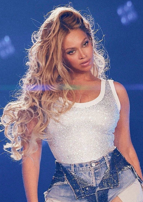 AboutMusicYT's tweet photo. Beyoncé is credited with popularizing the visual album format in mainstream music. https://t.co/i0fgmSxTbC