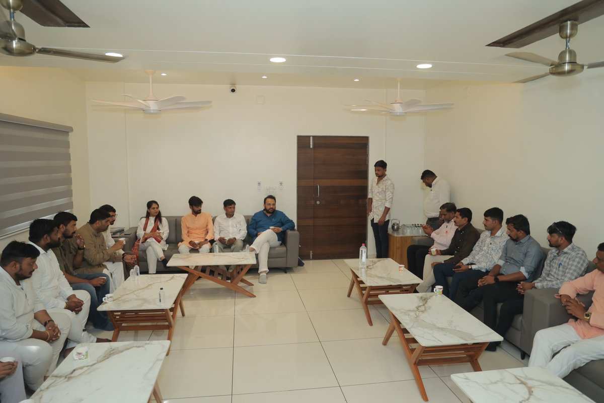 jagdishmkwana's tweet photo. માન. પ્રદેશ યુવા મોરચા અધ્યક્ષ શ્રી હેમાંગભાઈ જોષી ના બોટાદ જિલ્લાના સંગઠનાત્મક પ્રવાસ અન્વયે સાળંગપુર ખાતે બોટાદ જીલ્લા અને બરવાળા શહેર ના યુવા મોરચા ના કાર્યકર્તાઓ ને આવનાર કાર્યક્રમો નુ માર્ગદર્શન આપ્યું. https://t.co/XmeStuhMk9