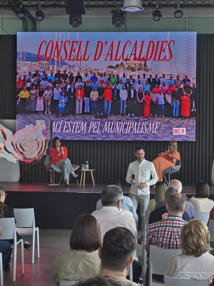 pspvprovalencia's tweet photo. Hui a #Dénia, compartint projecte amb el municipalisme progressista que treballa cada dia per pobles i ciutats més justos, inclusius i amb més oportunitats per a totes i tots.

Alcaldes i alcaldesses compromesos amb uns serveis públics forts, motor d’igualtat i cohesió social. https://t.co/p4sVxivTUC