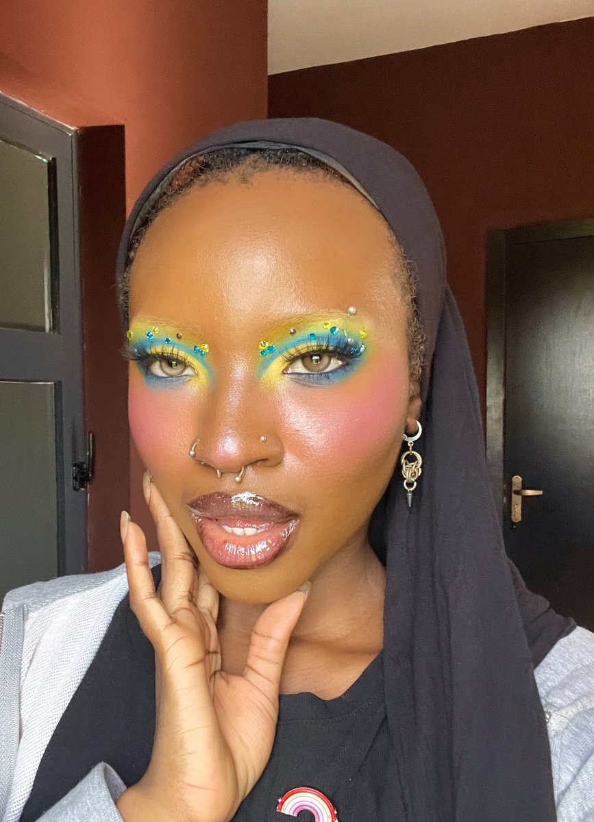 buttacup_x's tweet photo. Flushed cheeks and colourful eyes https://t.co/iTYjHGKApn