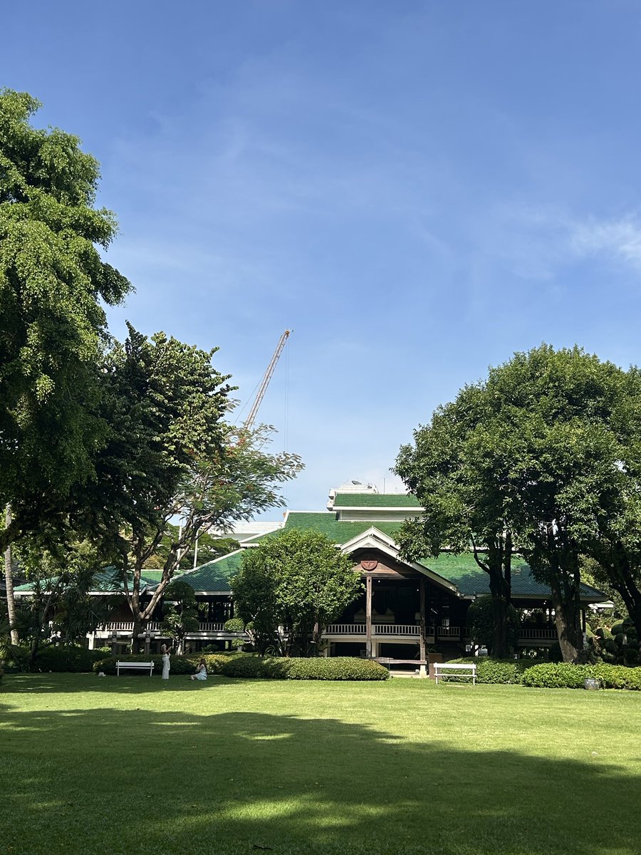 looookmai's tweet photo. แนะนำที่ solo date บรรยากาศดีในกรุงเทพ ‘บ้านปาร์คนายเลิศ’ อยู่ย่านชิดลม-เพลินจิต ช่วงนี้จะเห็น content ถ่ายภาพตรงสระบัวกันเยอะ ทั้งคนไทยและพสจีน ก็คือ location นี้นี่แหละ แต่อยากจะชี้เป้าว่าเมนูมาม่าหมูสับต้มยำที่คาเฟ่ samantao อร่อย ถ้วยนี้ได้หมูสับจุกๆ นั่งกินริมน้ำฟินมาก

ขอลงใหม่ เป็นภาพบรรยากาศล้วนแทน