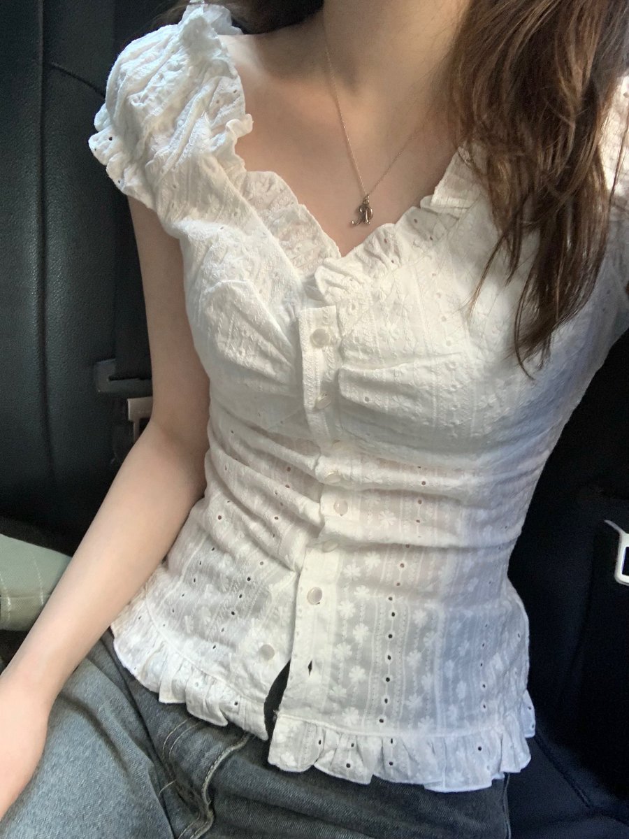 8l8913's tweet photo. 이 사진 제가 찍은건데 핀터레스트에 엄청 돌아다니더라구요 테무꺼 아닌데 테무꺼라고 해서 슬펐음..ㅠ
비슷한 블라우스 많은데 여기껄로 사는걸 무조건 추천합니다... 특히 에이블리산 핏이랑 재질보고 깜짝놀랐음

여름에 러블리하게 입기 좋은 블라우스예요!!

https://t.co/7aVRUufzGt https://t.co/Ij8js5jUqI