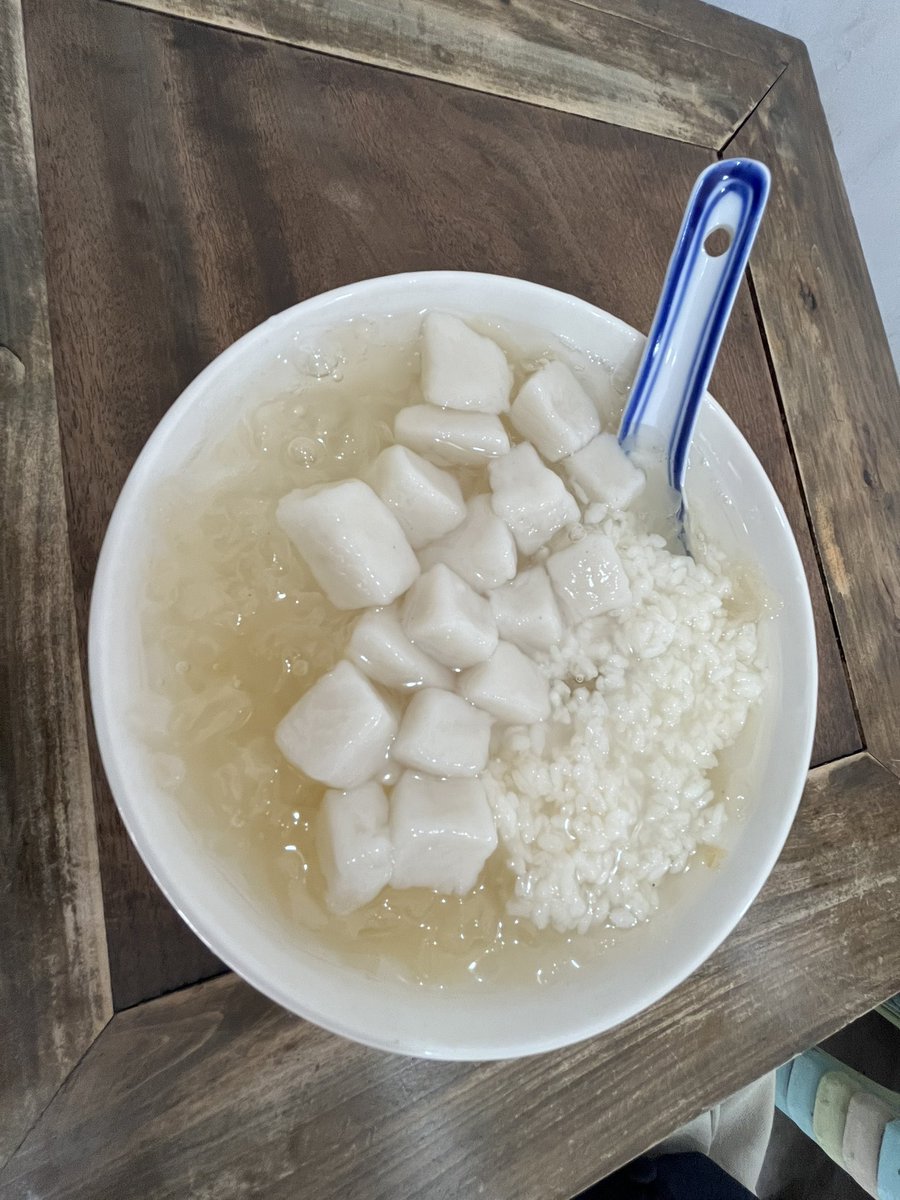 AmritaLab_Huo's tweet photo. 暑すぎて「三鮮氷粉」で一休み
三鮮は：醪糟（甘酒）、銀耳、粉子（手作りもち団子）
餃子の三鮮じゃないねw https://t.co/IG4a5kL5kN