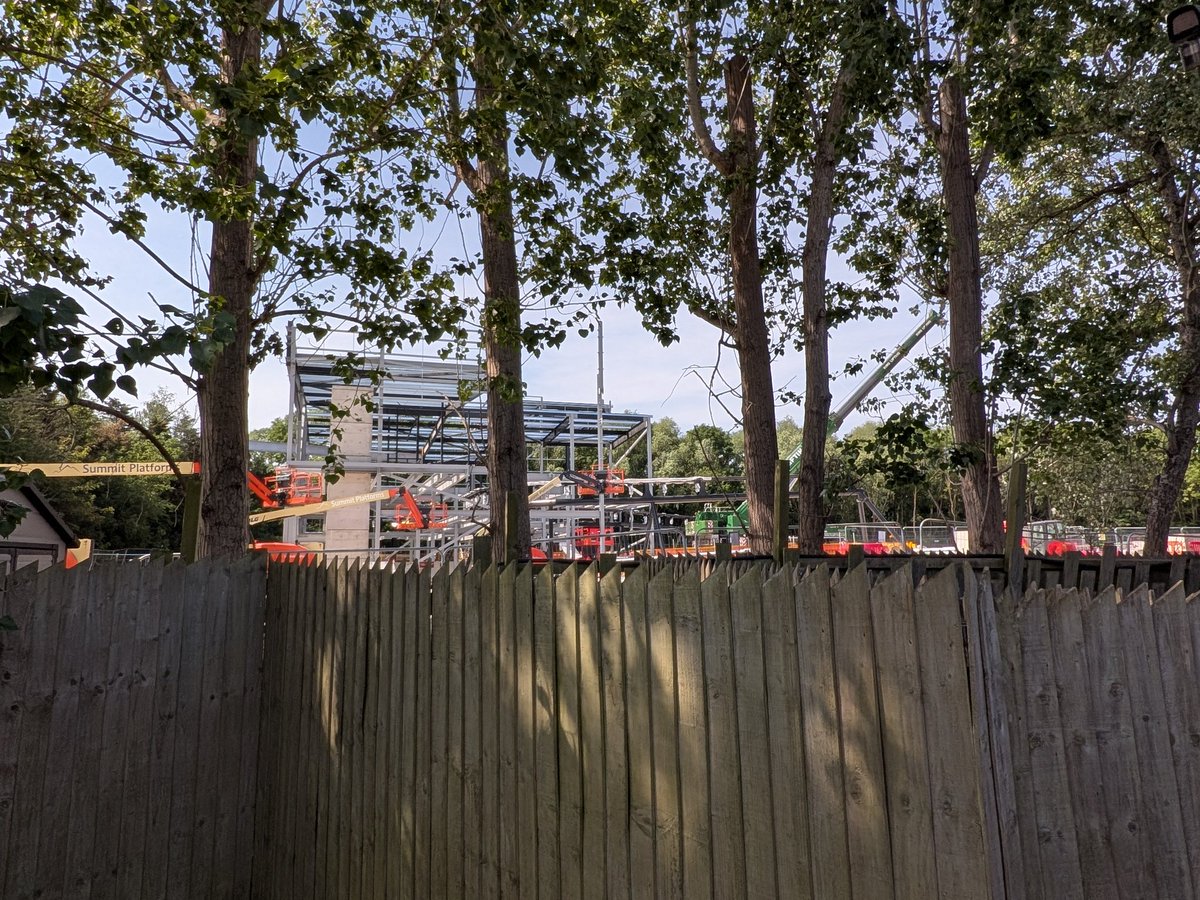 pontneddfechan's tweet photo. @DigitalDan7 buildings and track pieces been added to Chessington for Minecraft world. https://t.co/CgjVqYcah0