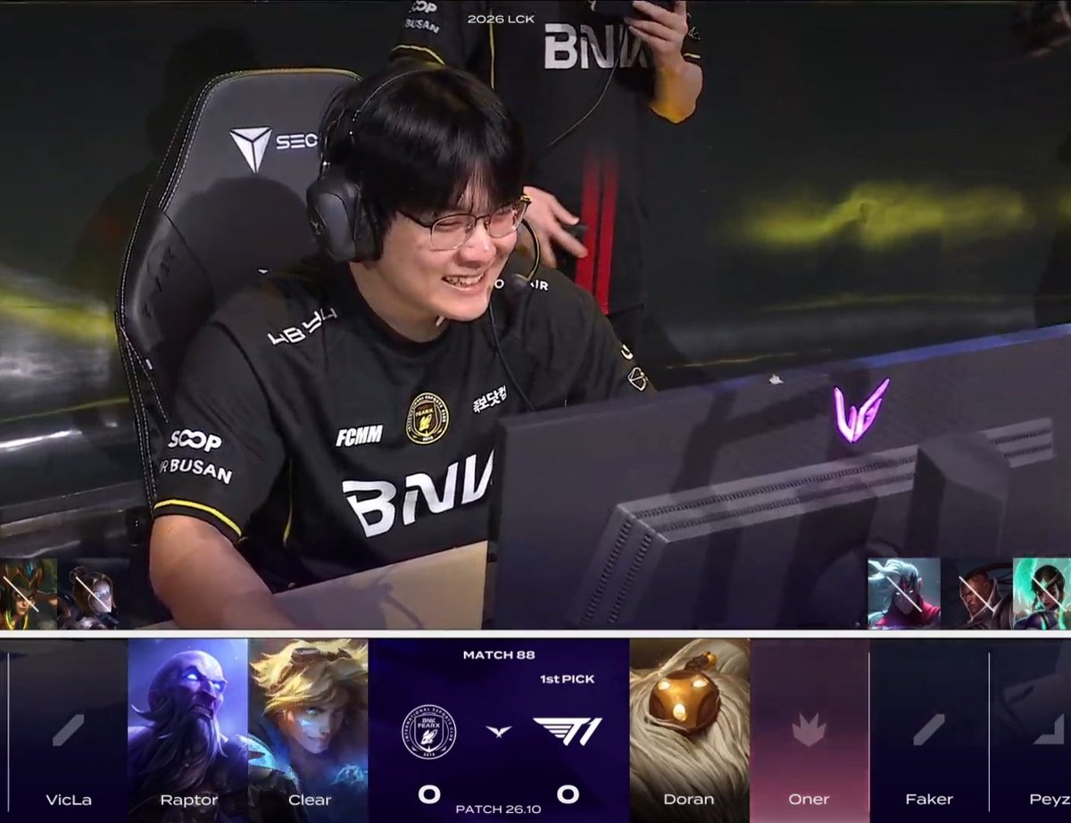 leefakerism's tweet photo. BFX definitely forgot to ban Bard, they literally started laughing immediately after it was chosen 😭😭😭😭😭 https://t.co/rKti2Sow04