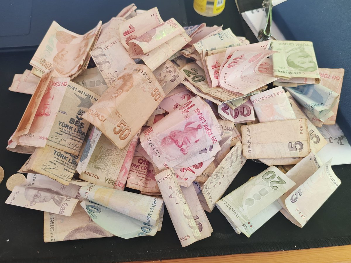 mehmetmesci's tweet photo. Evlat 18 olunca ilk banka hesabı açıldı. Kumbaralar patlatıldı. Şimdi bozuklukları bakkaldan bütünleyip yatırıma yönlendirme zamanı.

Kumbara, enflasyon olan ülkede çok saçma bir para biriktirme yöntemi ama bankalar çocuklara hesap açmayınca çoğu evde var. 

Bu 5-10 TL ler ile 3-4 syıl önce bişeyler alınabiliyordu. Demir paralar ile birlikte onlar de değerini yitirdi. Bence evde kumbara varsa bir an önce patlatın. Enflasyonun yiyip bitirmesini beklemeyin.