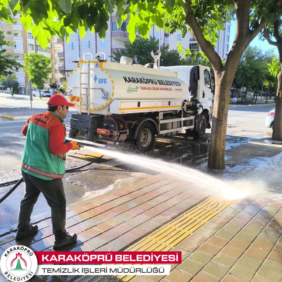 Karakoprubel's tweet photo. İlçemizin dört bir yanında görev yapan Temizlik İşleri Müdürlüğü'ne bağlı ekiplerimiz, hafta sonu mesaisinde temizlik çalışmalarını kesintisiz sürdürüyor.

#Şanlıurfa #Karaköprü #KaraköprüBenimEvim https://t.co/xLee8hTKmS