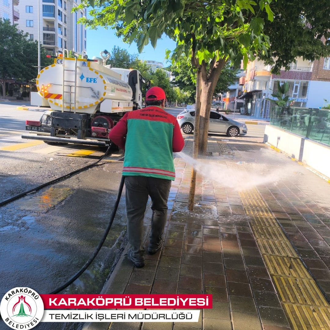 Karakoprubel's tweet photo. İlçemizin dört bir yanında görev yapan Temizlik İşleri Müdürlüğü'ne bağlı ekiplerimiz, hafta sonu mesaisinde temizlik çalışmalarını kesintisiz sürdürüyor.

#Şanlıurfa #Karaköprü #KaraköprüBenimEvim https://t.co/xLee8hTKmS