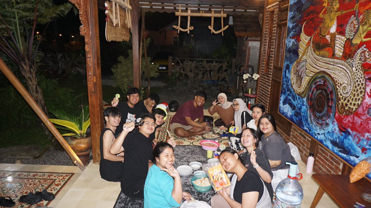 DwiYoca's tweet photo. nanti pasti kangen banget deh ngeliat foto ini semua antara nanti ngeliat nya bisa nangis atau cuman senyum senyum doang foto ini ga bakal tergantikan dengan memory yang sangat menyenangkan dan happy banget https://t.co/cIIBdcO85n