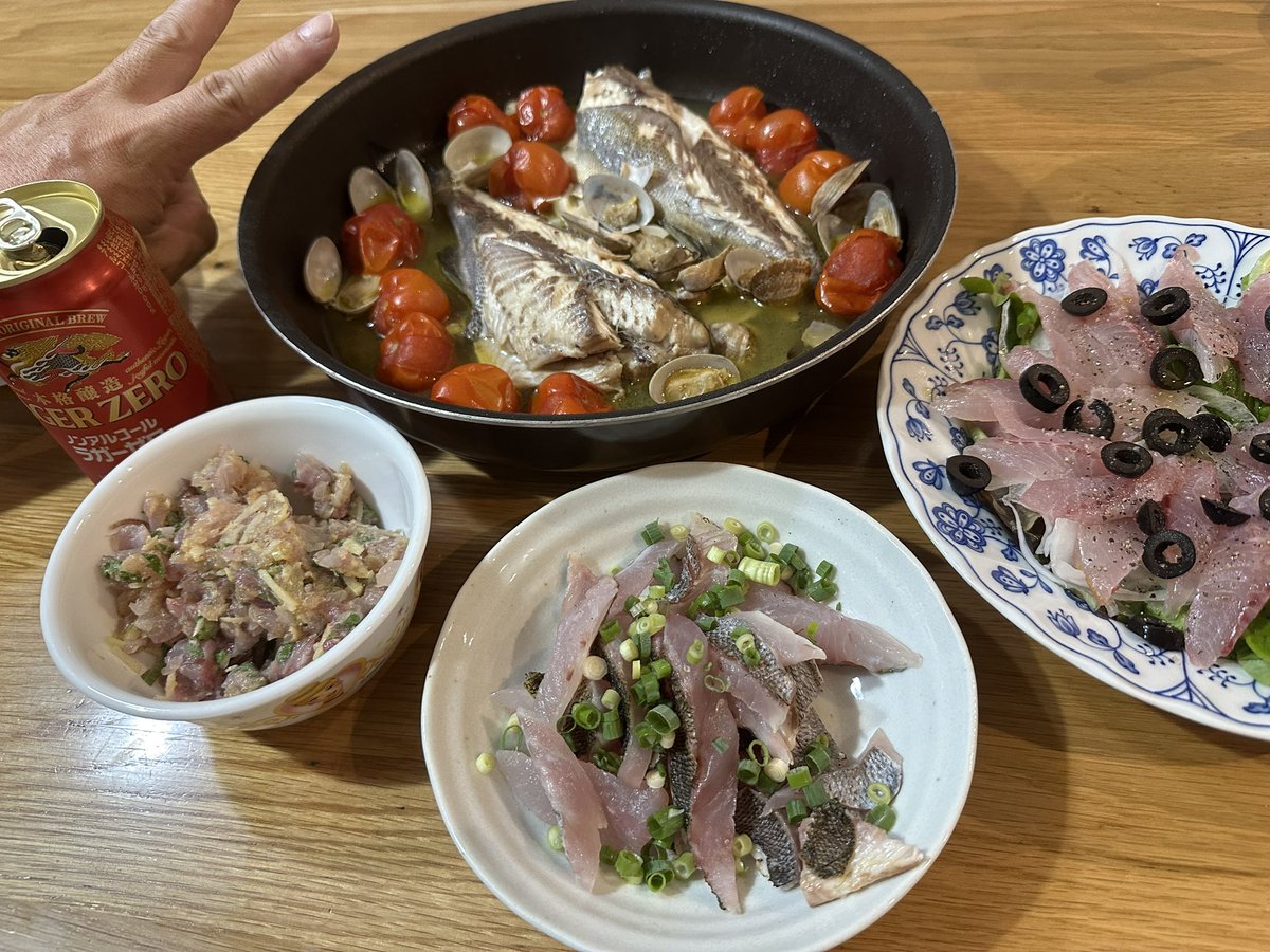 supie_disk1's tweet photo. 夫が釣ってきたイサキの炙り刺身、なめろう、アクアパッツァ、カルパッチョの和洋折衷ご飯、うまい https://t.co/2zFn1j87LE