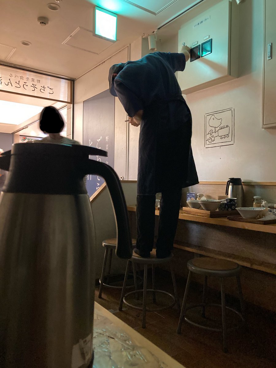 tanabe_ak's tweet photo. ホワイティ梅田でメシ食ってたら店内のブレーカーが落ちてウケる！
ここから「…ハ〜ピバースデェ♪♫」って歌が始まったら激アツ展開だったなw https://t.co/4Hst3aIMZO