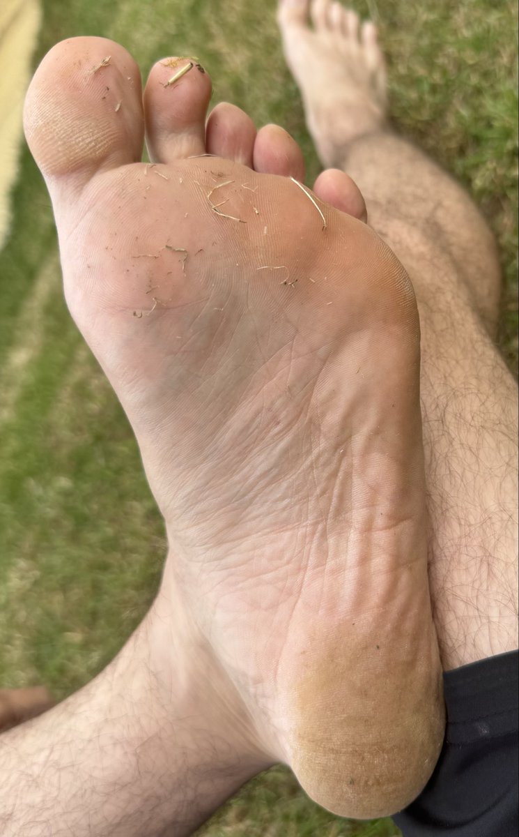 northsoleuk1's tweet photo. Socks peeled off after that hot sweaty dog walk… sole filthy with grass, dirt and sweat marks. UK garden feet properly used 🔥 Who wants a closer sniff? 👣 #DirtySole #SweatyFeet #FootFetish #RealFeet https://t.co/vf88B9T62b