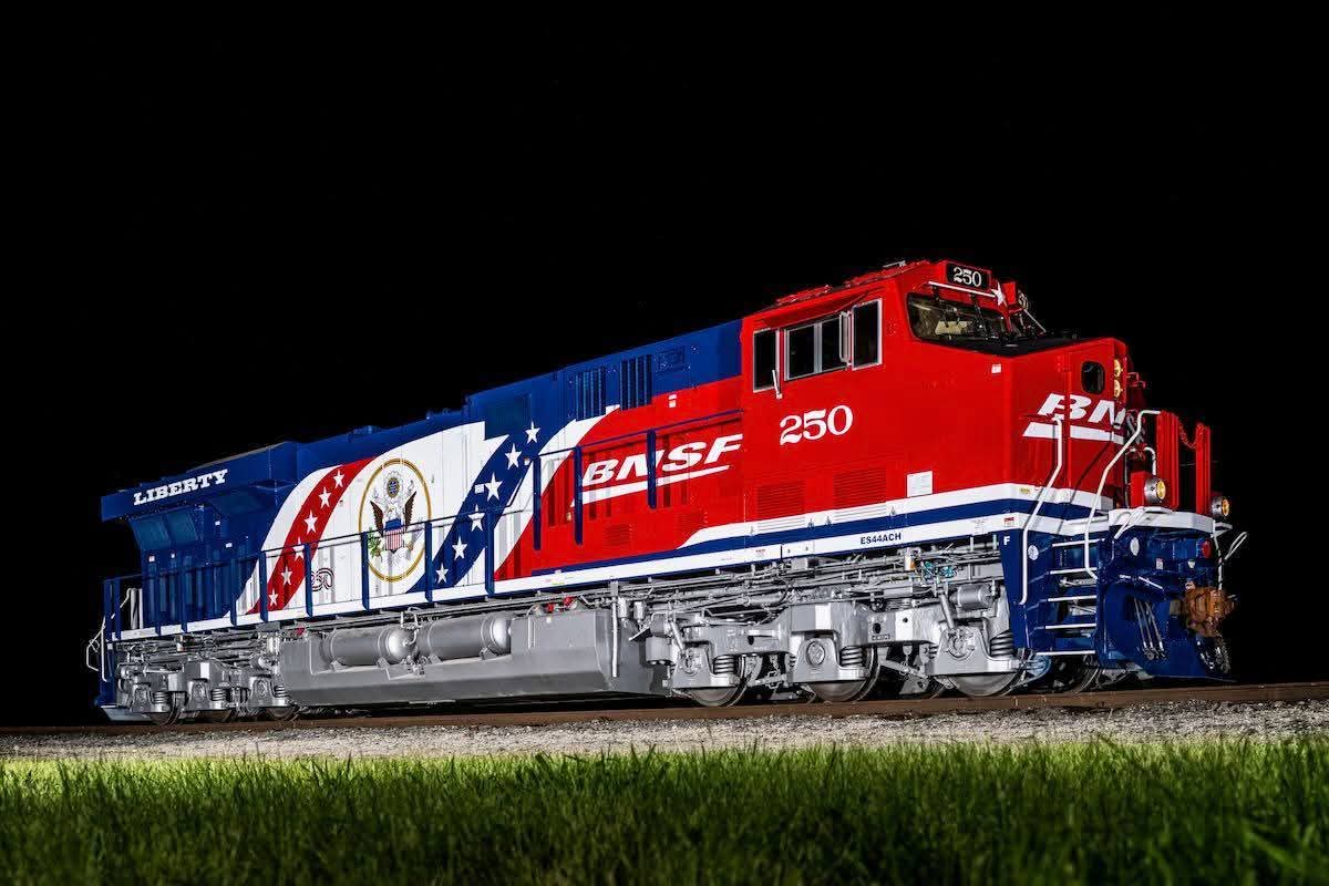 Purposefullylit's tweet photo. "We the people".... BNSF paint scheme to honor the United States 250th.... What a site!! Came through and stopped in Fort Madison IA #bnsf #250th #unitedstates https://t.co/or9Pzv6dOZ