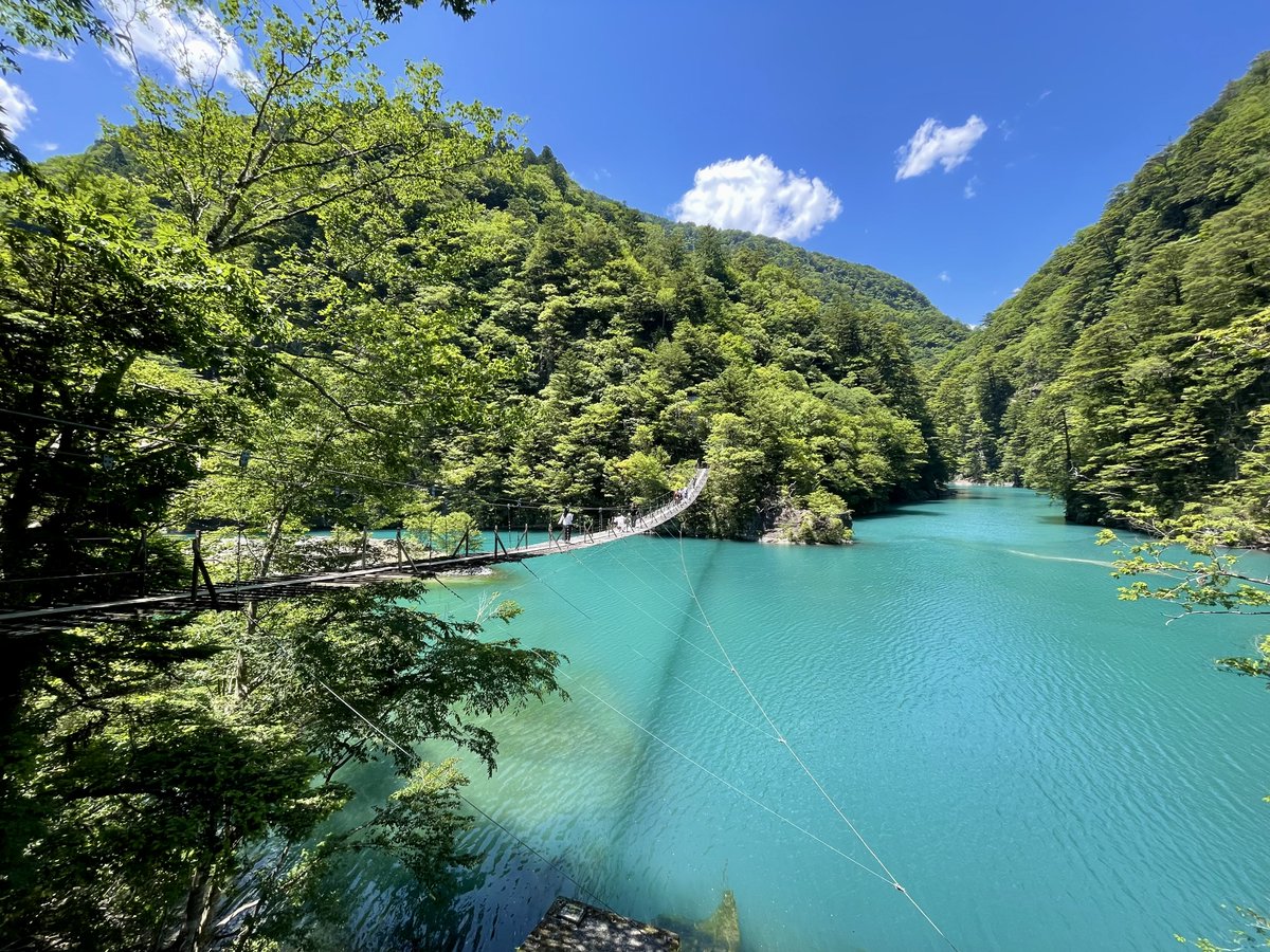 soudiary9's tweet photo. 近くだったから寸又峡「夢のつり橋」に
初めて行ったのが5年前ってことにびっくり😳
エメラルドグリーンの湖に橋に絶景だった✨
#寸又峡 #GR86 https://t.co/uM5YfrPOCS