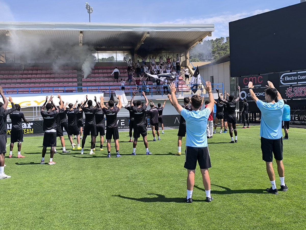 jlpinos's tweet photo. Mañana de este sábado. La plantilla de la @UBConquense acaba de terminar su último entrenamiento de la temporada y miembros de @FRENTE_1946 les despiden con cánticos de ánimo de cara al trascendental partido de mañana ante @UDOurense2014. https://t.co/fmjiNou4to