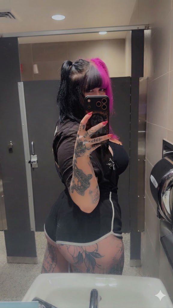 gothmommy0666's tweet photo. Send me $25 for this road trip and Iβll send you a surprise ππΆοΈ https://t.co/eUJhWYZVI3 dm me a screen shot and Iβll give you something πππ #gothgirls #gorh #alt #altgirl #bigbooty #bigass #inked #tattoos https://t.co/XWGHegU461
