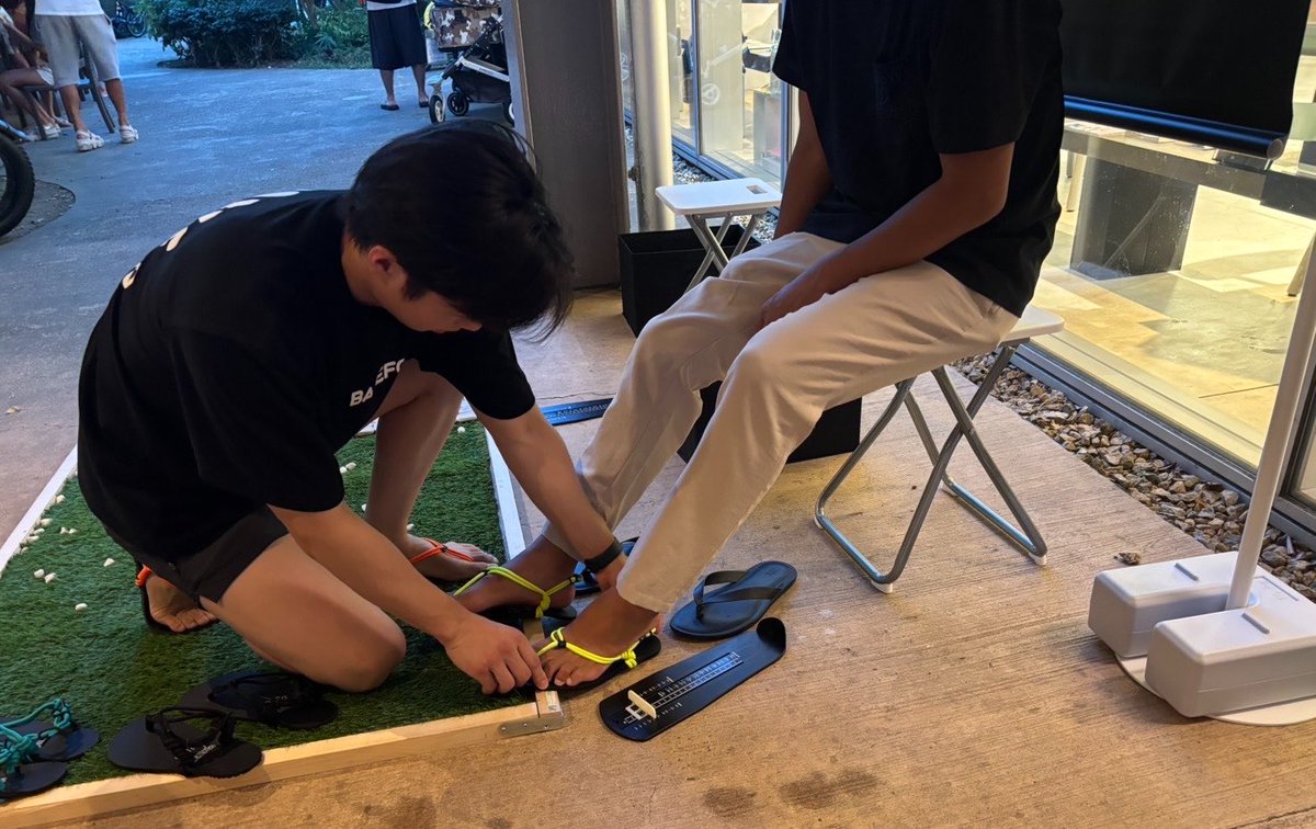 barefoo_'s tweet photo. BAREFOOで本当に伝えたいのは、

「裸足の感覚を日常に。」

という考え方です。👣

人の足って、本来すごい。

支える。感じる。動く。整える。🦶

でも現代では、
その力を使う機会が少し減っている気がします。😔

だからこそ、

足の構造の素晴らしさ。
身体を動かす楽しさ。
健康的なライフスタイル。
自然とのつながり。

そんな「原点」を発信していきたい。

そしてBAREFOOを通じて、

歩くのが楽しくなった。
身体が軽く感じた。
外に出たくなった。
足って自由だったんだ。

そんな喜びが少しでも増えたら嬉しい。😌

#BAREFOO
 #裸足感覚
 #ワラーチ