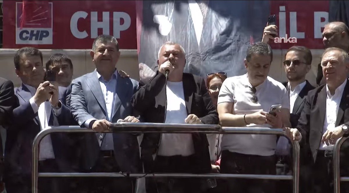 HseyinSag's tweet photo. 📌Cemal Enginyurt gibi CHP ye etmediği hakaret kalmayan Namıdiğer Devrimci Düşmanı FAŞİST Cemal Enginyurt ‘tan Medet uman, Kürsüde konuşturan CHP eski yönetimi
Yerlerde sürünüyorsunuz . Yoldaşı, (Yeşili’de) getirin daha çok alkış alır
➡️Alkışlayan CHP üyeleri kimi alkışladıklarının farkında değiller’mi !!!