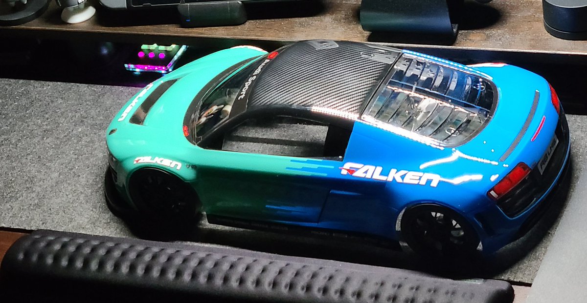 S13kitsune_com's tweet photo. ホビーワークスさんでファルケンカラーに塗装してもらいました！
ステッカーの貼り方がほぼ終わり
理想のR8になってテンション⤴︎⤴︎
ありがとうございました！
早くシャーシ組んでシェイクダウンしに行かなくてわ😆 https://t.co/pAWzIlDGQr