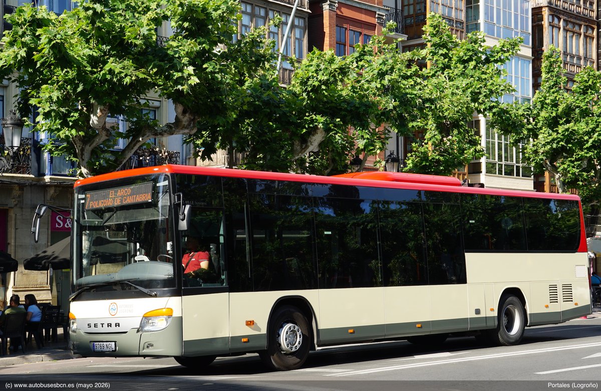 AutobusesBCN's tweet photo. No todos los autobuses urbanos de #Logroño son Mercedes Citaro. Pudimos "cazar" un bus Setra de la línea 7 hacía los polígonos industriales y que tiene pocas salidas. @AytoLogrono @jimenezmov https://t.co/V80JpkHrGt
