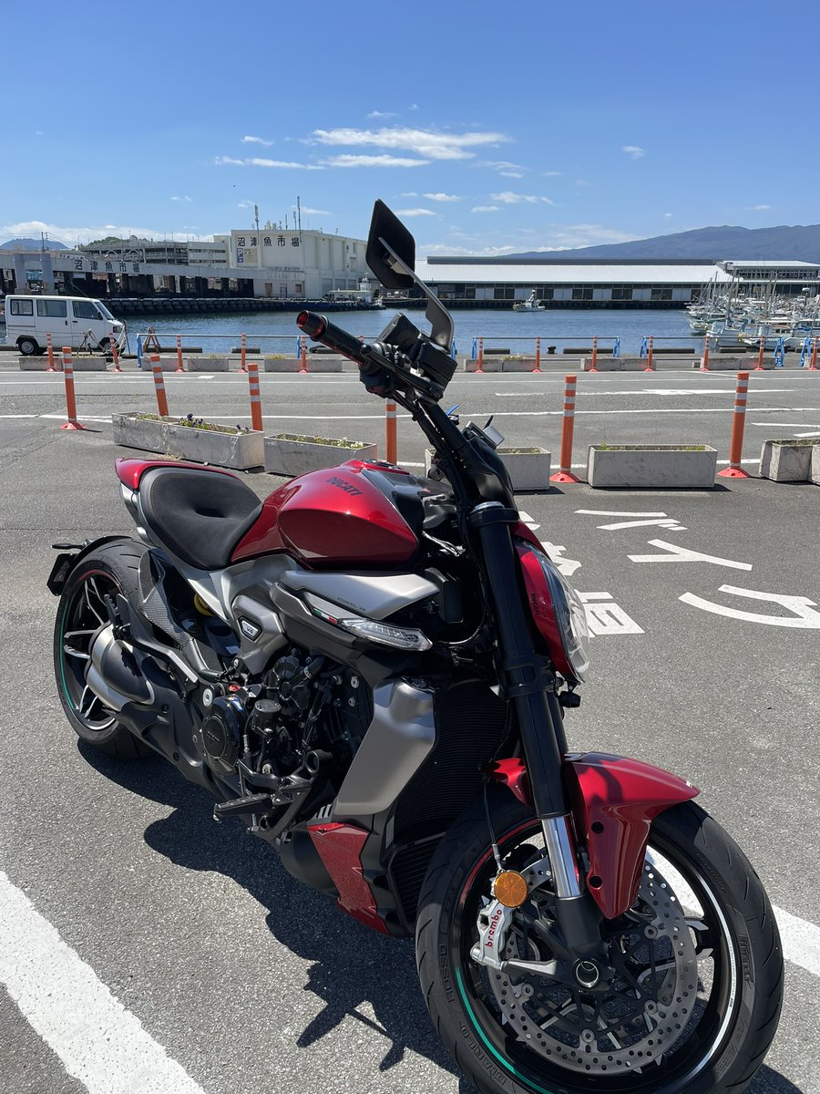 redtail_moto's tweet photo. 本日は、箱根峠を超えて沼津漁港へ。
海鮮かき揚げ丼はボリュームあり過ぎ・・・。
#xdiavel https://t.co/VgHlGn5rc7