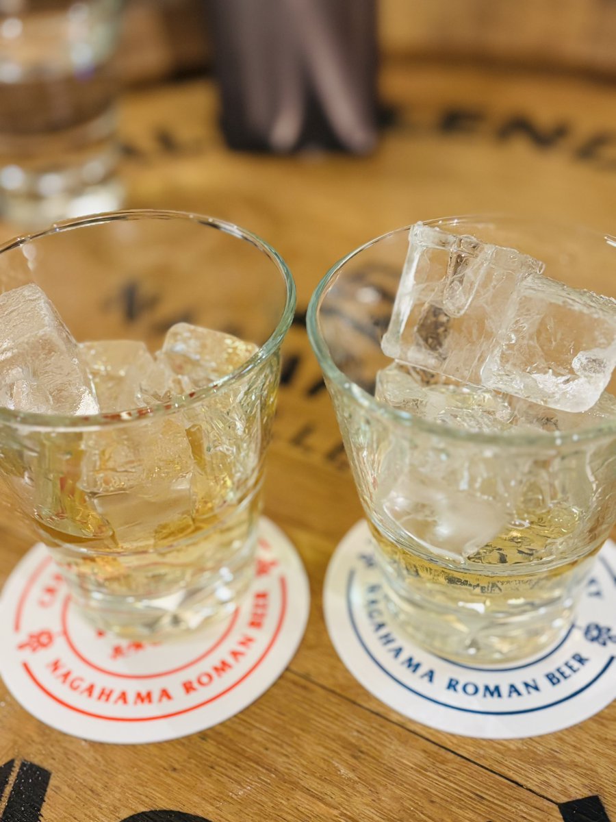 49blackdiamond's tweet photo. 仕事終わりに来店したら満席だったけど、すぐに席空いてゆっくりさせてもろてる🙌
空きっ腹にウイスキーロックw
右がレインボーノート
左がレガシー
レガシーのが好み
#長濱蒸留所
#LArcenCiel
#35thLAnniversary https://t.co/uZwUKAuePe