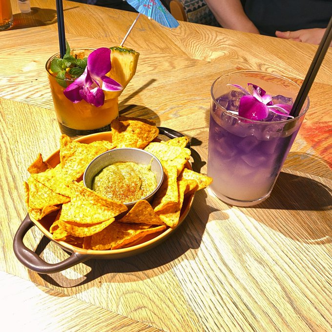 ハワイアン料理。マイタイ飲んでチップスとワカモレ、ポキ丼食べたよ!