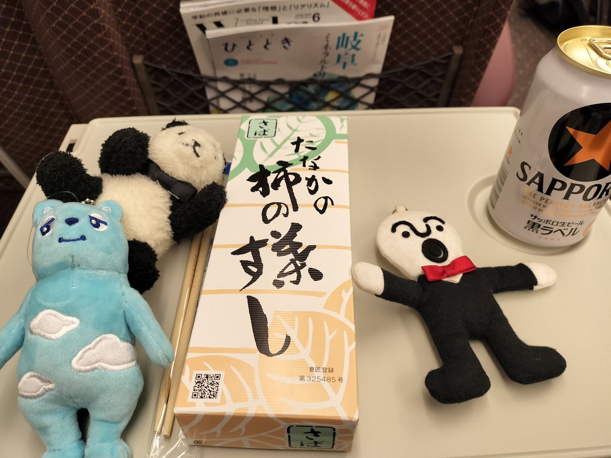 OPERALAND1's tweet photo. 京都に来る度に仲間が増える♪
#青いクマさん仲間入り

＃おぺらくん　#うたばん　#青いベアちゃん
#帰りの定番柿の葉すしとビール https://t.co/wYuJHfT5b3