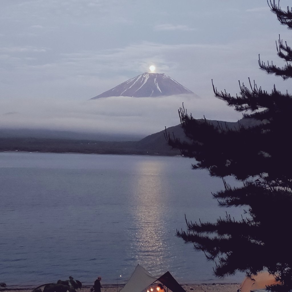 model3_ver2022's tweet photo. パール富士✨️
感動的！
本日初キャンプ💨
#本栖湖 #富士山 #キャンプ
#テスラ #モデル3 #モデルY https://t.co/fXiK4ka9L8
